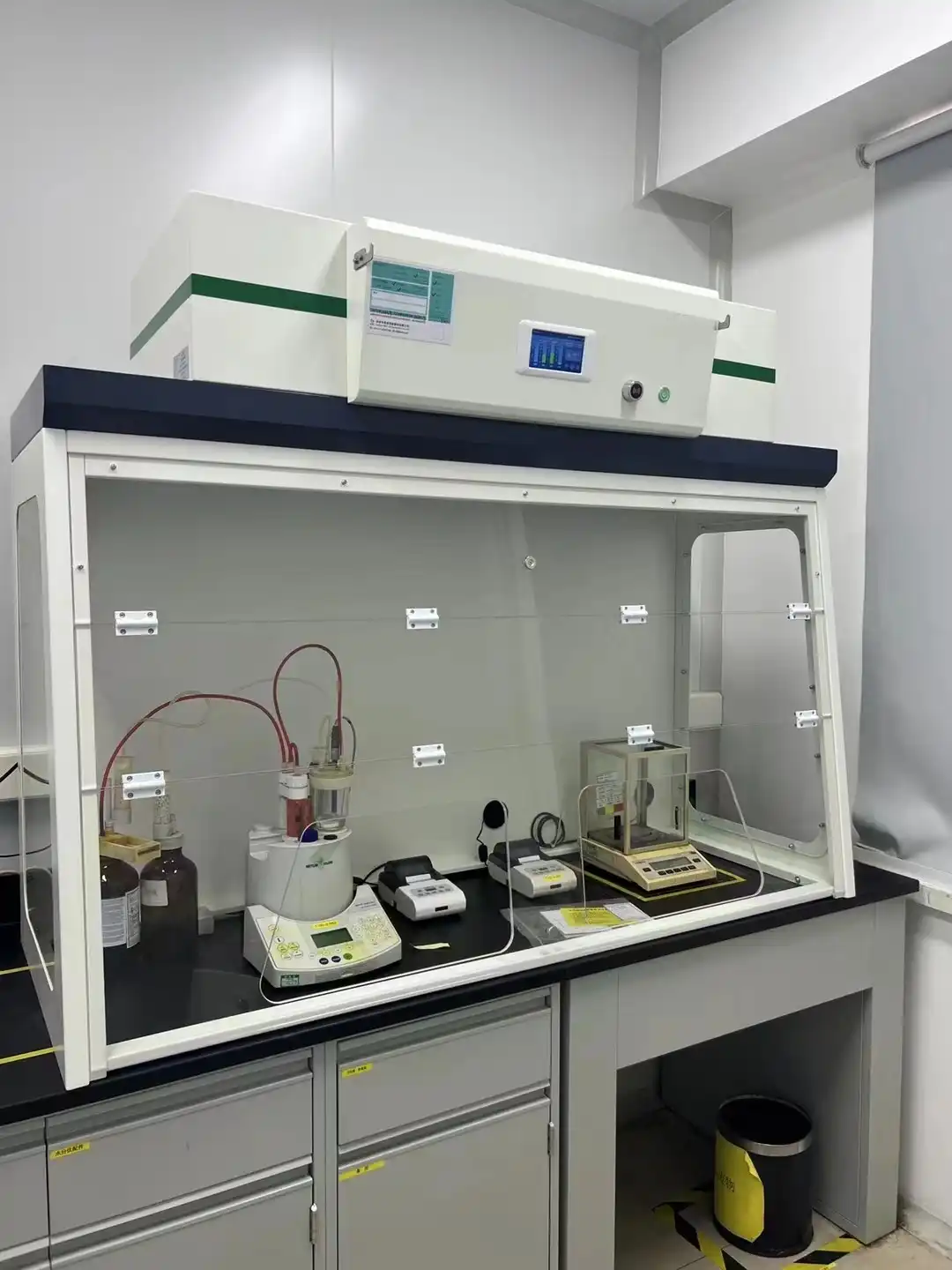 What are the dimensions and capacity of a ductless fume cupboard？